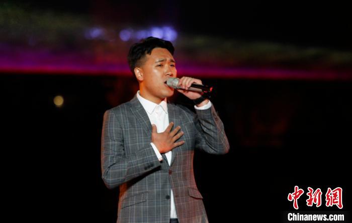 圖為(wei) 歌手演唱歌曲《你好，小康！》。　趙朗 攝