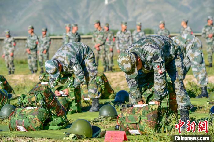 海拔4000米，西藏軍(jun) 區組織成建製傘(san) 降訓練！