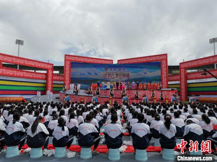 圖為(wei) 雅礱文化旅遊節文藝演出現場。　張偉(wei)  攝