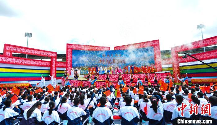 圖為(wei) 雅礱文化旅遊節文藝演出現場。　張偉(wei)  攝