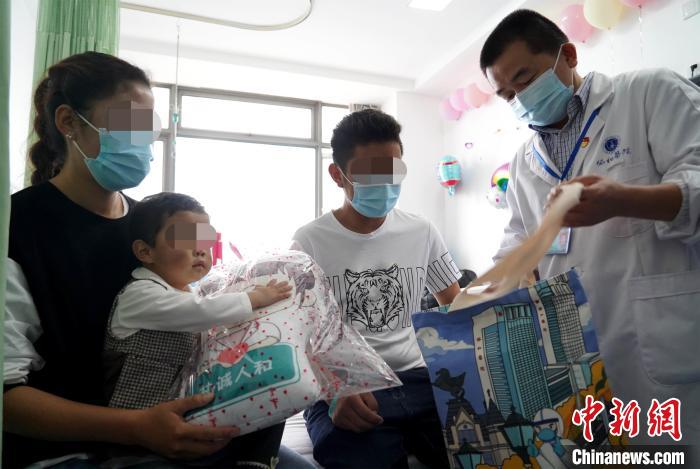 西藏5名先心病患兒在武漢獲免費救治康複出院