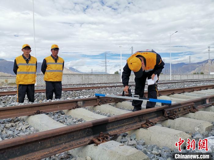 圖為(wei) 參賽選手在比賽項目中用軌距尺測量鋼軌距離。　趙延 攝