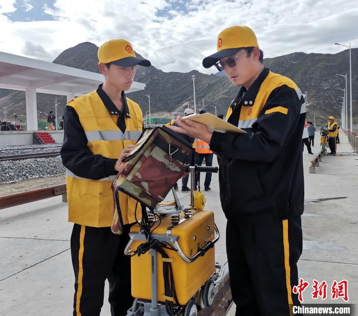 圖為(wei) 參賽選手在比賽項目中使用鋼軌探傷(shang) 儀(yi) 測量鋼軌中是否存在傷(shang) 痕。　趙延 攝