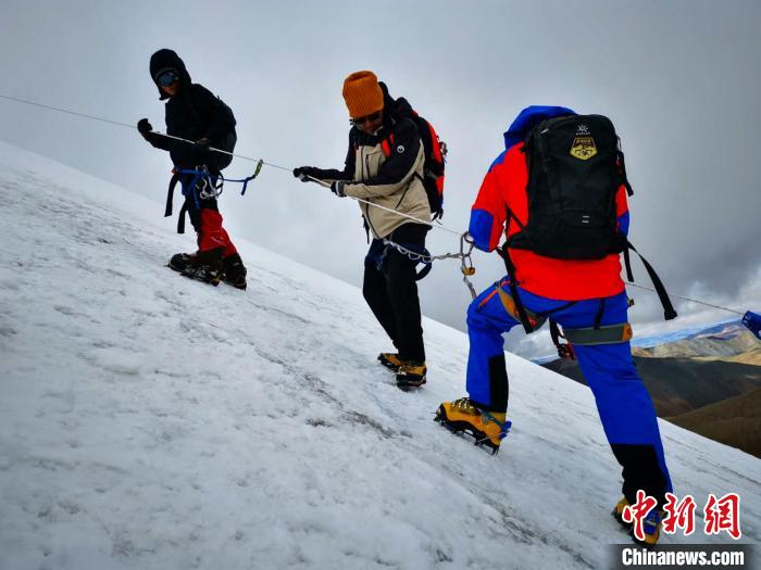 圖為(wei) 5日，登山者在攀登洛堆峰途中。　張偉(wei)  攝