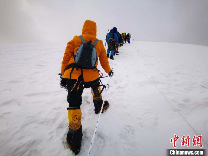 圖為(wei) 5日，登山者在攀登洛堆峰途中。　張偉(wei)  攝