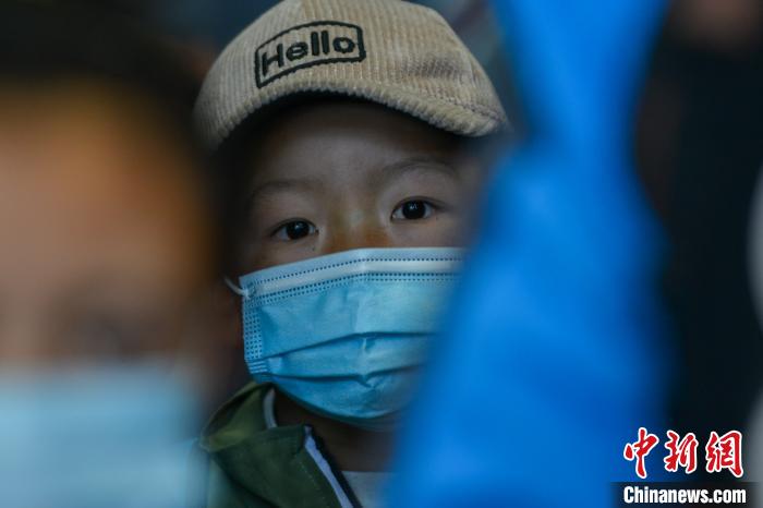 醫生介紹，孩子們(men) 治療後再遵醫囑服用一段時間藥物後，便可康複。　江飛波 攝