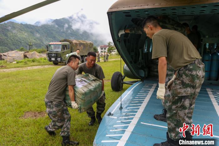 西藏軍區：飛躍雪山峽穀將過冬物資運抵邊防哨卡
