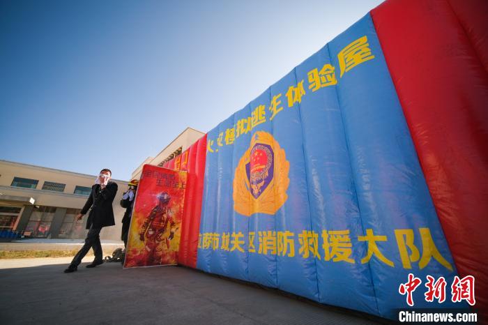 圖為(wei) 民眾(zhong) 參與(yu) “火災模擬逃生”體(ti) 驗。　何蓬磊 攝