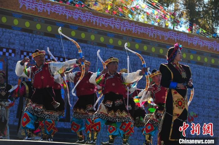 圖為(wei) 14日，林芝響箭文化旅遊活動上的歌伴舞《工布箭歌》。　張偉(wei)  攝