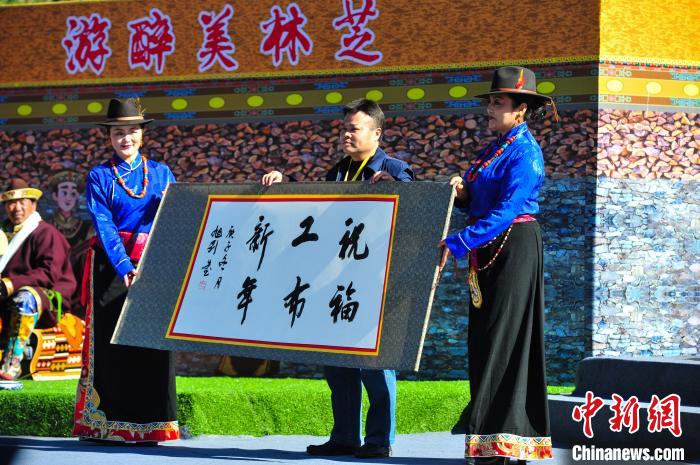 圖為(wei) 14日，當地民眾(zhong) 手寫(xie) 工布新年賀詞。　張偉(wei)  攝