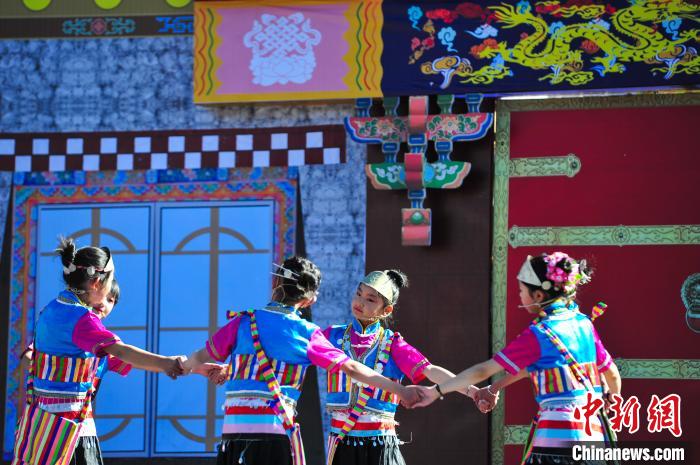 圖為(wei) 14日，林芝響箭文化旅遊活動上的文藝表演。　張偉(wei)  攝