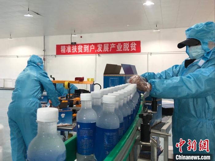 圖為(wei) 阿裏地區措勤縣某飲用水加工公司，該公司以“基地+公司+貧困民眾(zhong) ”為(wei) 運營模式，帶動貧困民眾(zhong) 68戶232人。　謝牧 攝