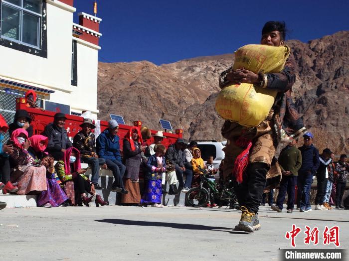 圖為(wei) 阿裏地區噶爾縣典角村的村民運動會(hui) ，圖中男子進行的項目是“抱石頭” 謝牧 攝