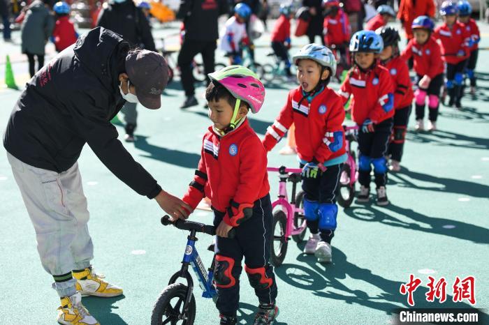 圖為(wei) 拉薩市實驗幼兒(er) 園孩子們(men) 在教練的指導下練習(xi) 滑步車。　何蓬磊 攝