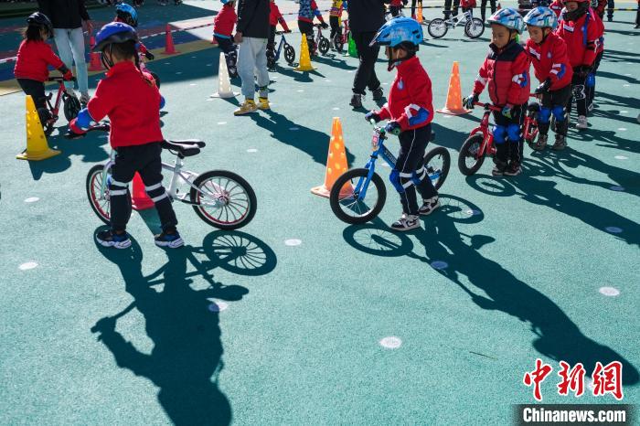 圖為(wei) 拉薩市實驗幼兒(er) 園孩子們(men) 正在練習(xi) 滑步車。　何蓬磊 攝