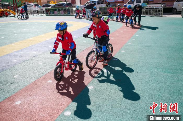 圖為(wei) 拉薩市實驗幼兒(er) 園孩子們(men) 正在練習(xi) 滑步車。　何蓬磊 攝