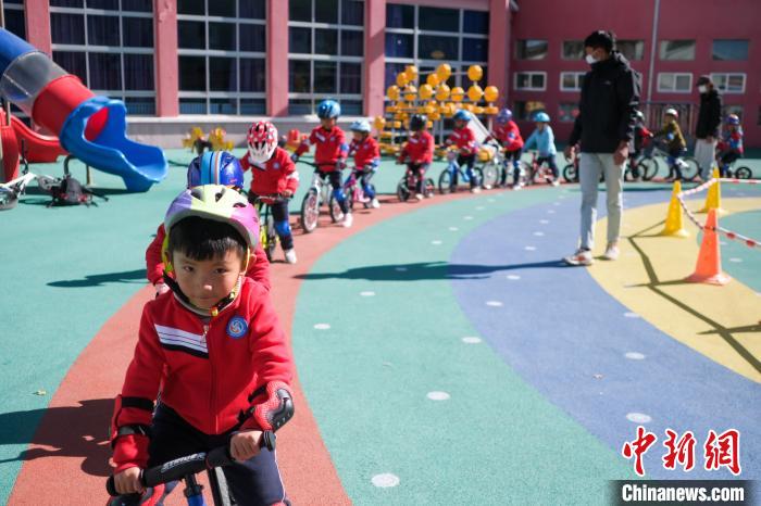 圖為(wei) 拉薩市實驗幼兒(er) 園孩子們(men) 在教練的指導下練習(xi) 滑步車。　何蓬磊 攝