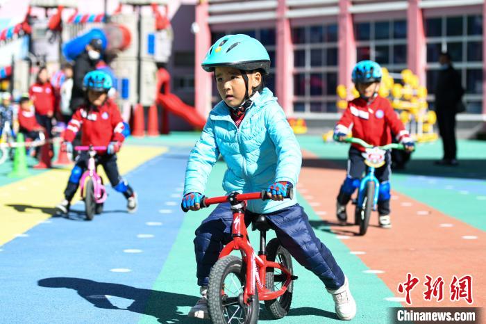 圖為(wei) 拉薩市實驗幼兒(er) 園孩子們(men) 正在練習(xi) 滑步車。　何蓬磊 攝
