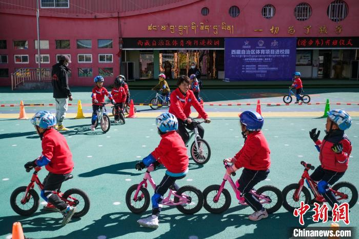 圖為(wei) 拉薩市實驗幼兒(er) 園孩子們(men) 正在練習(xi) 滑步車。　何蓬磊 攝