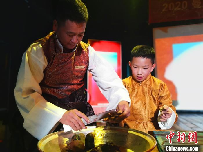 藏香健康分享會(hui) 在拉薩舉(ju) 行倡導傳(chuan) 統養(yang) 生方式融入日常生活