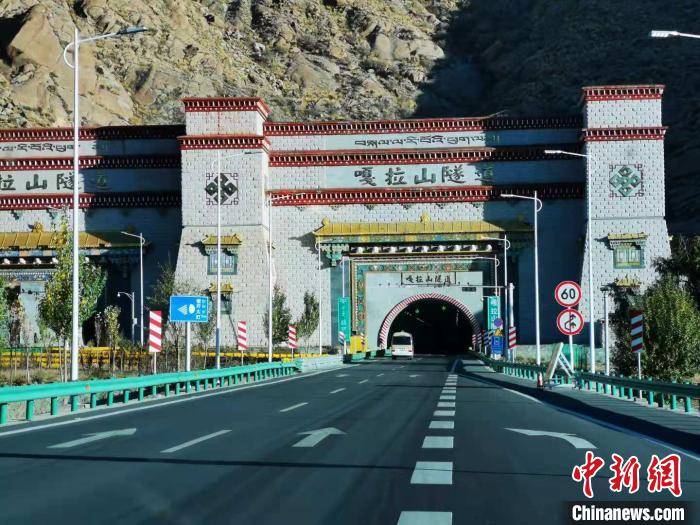 圖為(wei) G4219嘎拉山隧道。　張偉(wei)  攝