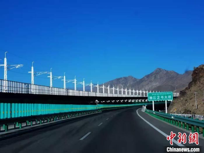 圖為(wei) G4219嘎拉山隧道至澤當大橋段。　張偉(wei)  攝