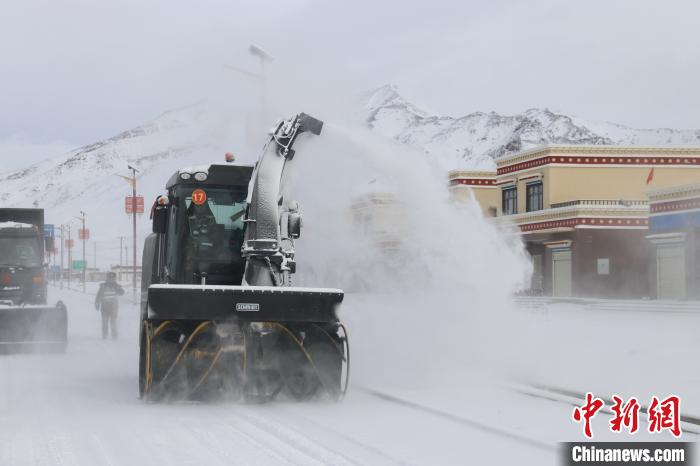 圖為(wei) 該支隊官兵正在清理路麵積雪。　董尼麽(me) 太 攝