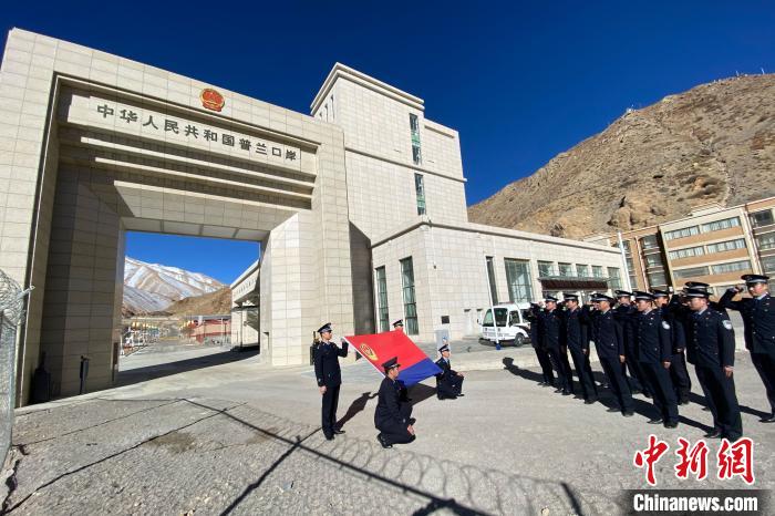 雪域高原民警迎首個(ge) “中國人民警察節”