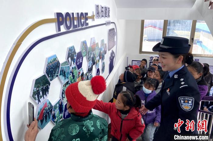 山南邊境管理支隊勒布邊境派出所舉(ju) 行警營開放日活動，邀請駐地民眾(zhong) 進警營，了解民警工作生活。　莊冀 攝