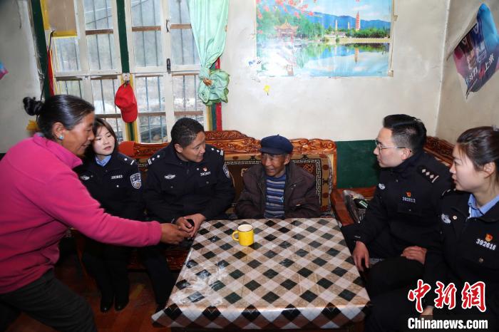 亞(ya) 東(dong) 出入境邊防檢查站民警走訪慰問轄區困難群眾(zhong) 。　張雨強 攝