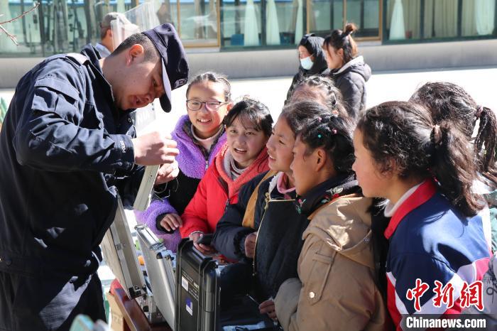 林芝邊境管理支隊裏龍邊境派出所邀請裏龍鄉(xiang) 小學師生和當地民眾(zhong) 進警營，了解民警工作生活。　曹中皇 攝