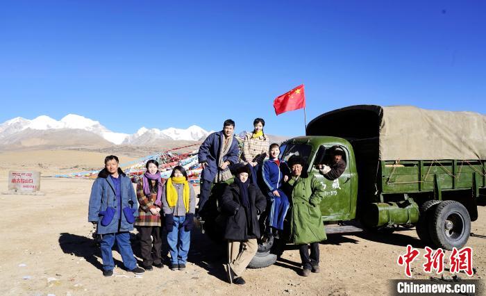 圖為(wei) 電影《雪域青春》主創團隊在西藏唐古拉山拍攝點。　攝製組供圖 攝