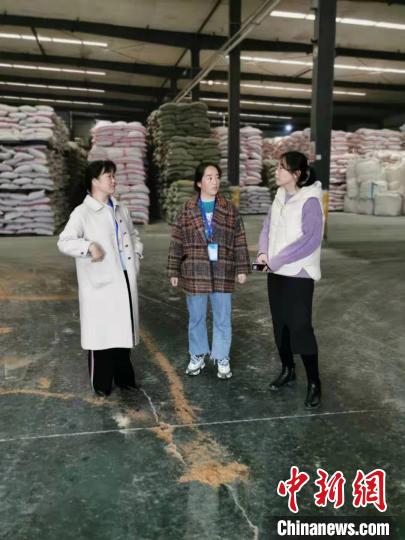 圖為(wei) 次仁措姆(中)正在開展街道工作。<a target='_blank' href='https://www.chinanews.com/'><p  align=