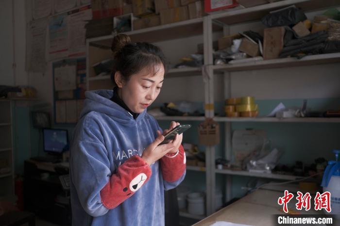 正在快遞站點內(nei) 忙碌的楊莉春。　何蓬磊 攝