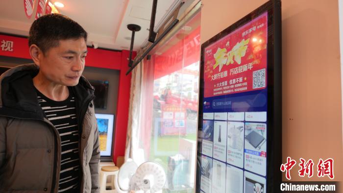圖為(wei) 店內(nei) 放置的可在線選購商品的觸摸電子展示屏。　謝牧 攝