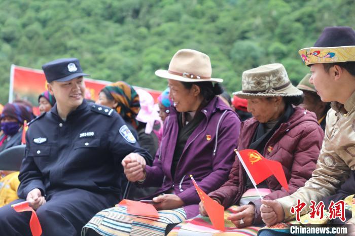圖為(wei) 李陽副所長(前排左一)與(yu) 卓嘎、央宗姐妹共同參加愛國主義(yi) 教育活動。　德吉 攝