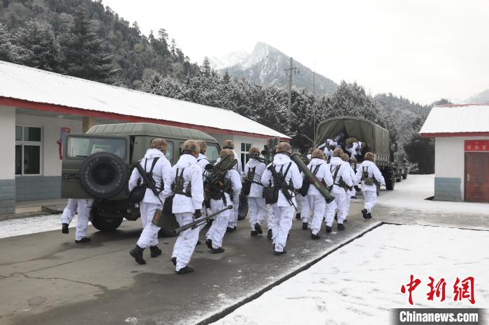 風雪邊關(guan) 西藏林芝邊防官兵踏雪巡邏