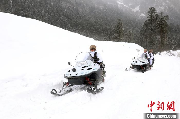 圖為(wei) 雪地摩托車開路。　薛金博 攝