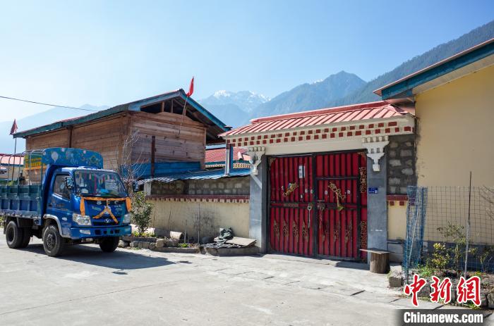 圖為(wei) 林芝下察隅鎮布巴村村民家門口停放著貨運車輛。　江飛波 攝