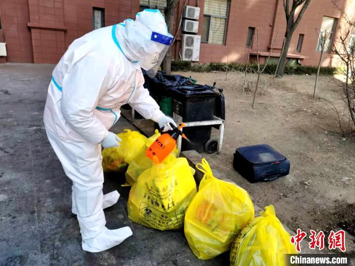 給垃圾做消殺。　鐵西區委宣傳(chuan) 部 攝