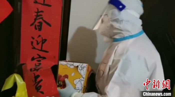 為(wei) 封閉在家居民送快遞。　鐵西區委宣傳(chuan) 部 攝