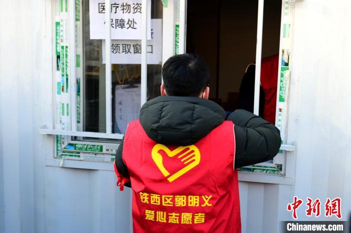 領防護用品。　鐵西區委宣傳(chuan) 部 攝