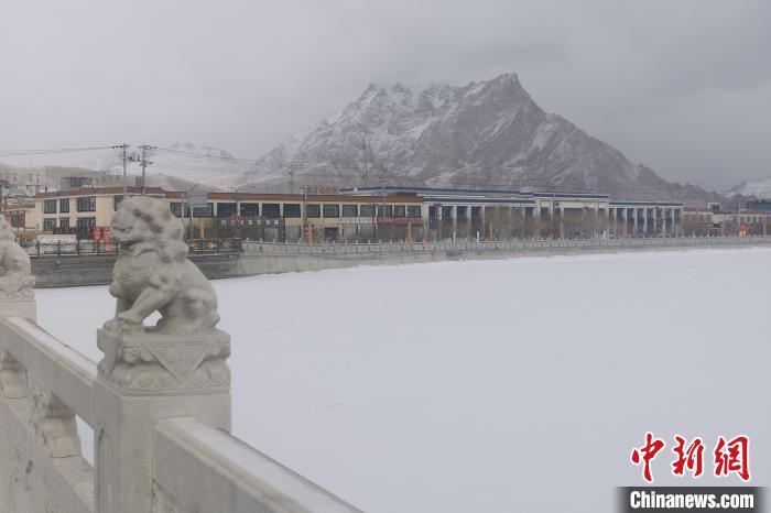 圖為(wei) 2月5日傍晚時分的西藏阿裏獅泉河鎮雪景。　王世才 攝