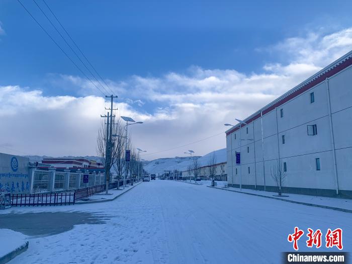 圖為(wei) 西藏劄達縣街道被積雪覆蓋。　強久 攝