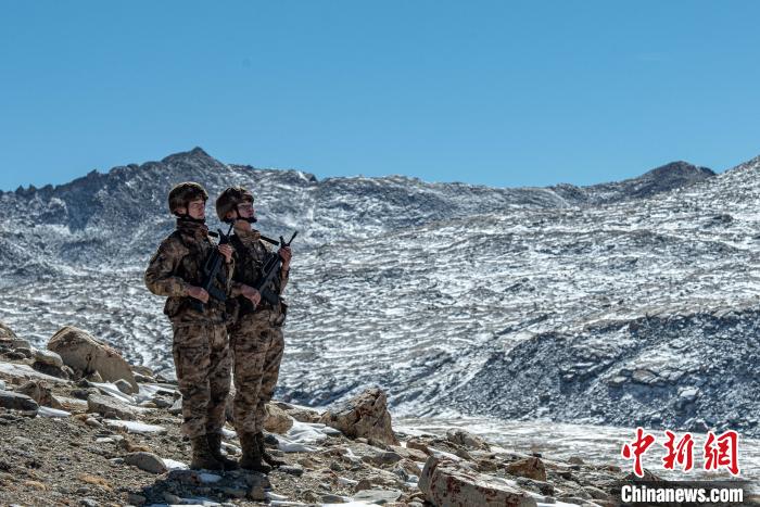 西藏軍(jun) 區某旅任務分隊官兵邊防線上迎新年