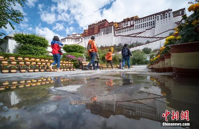 資料圖：參觀遊客走向布達拉宮。 <a target='_blank' href='https://www.chinanews.com/'><p  align=