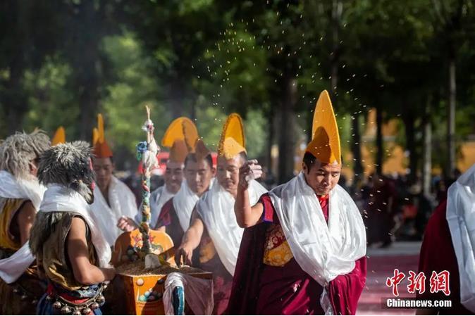 資料圖：紮什倫(lun) 布寺跳神活動結束後，僧眾(zhong) 依次拋撒“切瑪”盒中的青稞祈福。<a target='_blank' href='https://www.chinanews.com/'><p  align=