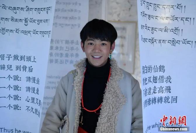 圖為(wei) 丁真在理塘勒通古鎮倉(cang) 央嘉措微型博物館裏留影。<a target='_blank' href='https://www.chinanews.com/'><p  align=