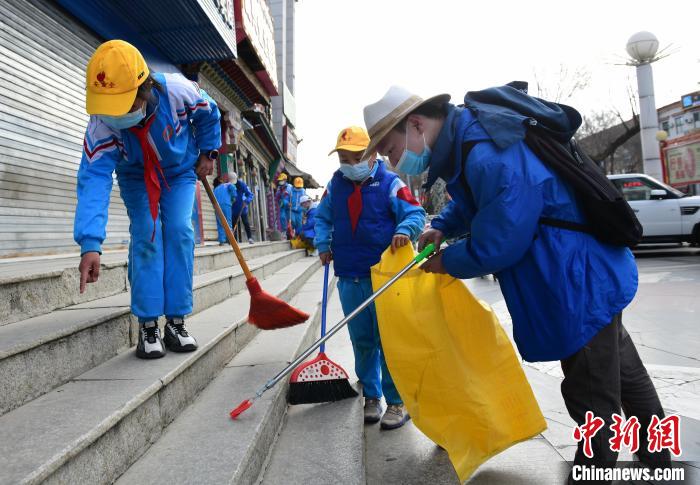 圖為(wei) 拉薩市小學生打掃街道。　貢嘎來鬆 攝