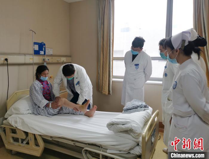 跨越2800公裏12名藏族民眾(zhong) 赴京接受免費大骨節病手術治療